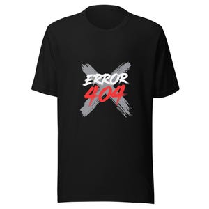 Può includere: T-shirt nera con la scritta "ERROR 404" in bianco e rosso, su un design a "X" grigio a pennellate. La maglietta è a girocollo e maniche corte.