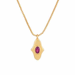 Puede incluir: Un collar de oro con una cadena de eslabones cuadrados y un colgante de acabado mate. El colgante tiene una forma orgánica alargada con una piedra preciosa de color rosa intenso de corte ovalado engastada en el centro del metal dorado.