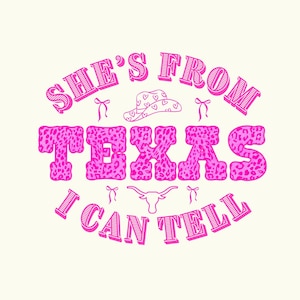 Puede incluir: Un diseño gráfico con el texto SHE'S FROM TEXAS I CAN TELL en rosa brillante. La palabra TEXAS está rellena con un estampado de leopardo rosa. El diseño incluye un pequeño sombrero de vaquero con corazones, un cráneo de longhorn y lazos.