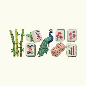 Op de afbeelding: Een verzameling geborduurde patches met drie groene bamboestengels, mahjongtegels met rode en blauwe karakters, een levendige blauwe en groene pauw, rode bloemmotieven en twee dobbelstenen met rode stippen op een crèmekleurige stoffen ondergrond.