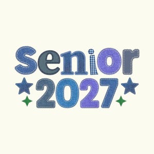 以下が含まれることがあります： デニム調の質感を持つ青と紫の文字で「Senior」と刺繍されたアップリケデザインで、その後に同じ色調で「2027」という数字が続きます。デザインには、2つの青い星と2つの小さな緑色の四芒星のアクセントが含まれています。