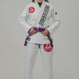 Könnte beinhalten: Ein Set aus drei Keramikbechern mit gesprenkelter, matter Oberfläche. Die Becher sind in den Farbtönen Creme, Hellgrau und Dunkelgrau gehalten. Jeder Becher hat ein schlichtes, minimalistisches Design, ideal für Kaffee oder Tee.