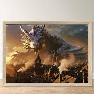 Peut inclure: Une impression d'art mural encadrée représentant un grand dragon gris aux écailles imposantes surplombant une ville sombre et enfumée avec une tour d'horloge centrale. La scène se déroule sous un ciel doré au coucher du soleil.
