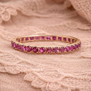 Rhodolit granat alliansring i 14 karat guld – januari födelsestensring – rosa granat stapelbar vigselring – elegant jubileumsring