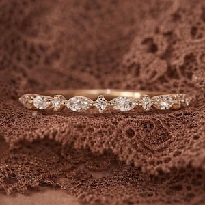 Alianza de boda con moissanita redonda y marquesa – Media eternidad en oro de 14 quilates – Delicado anillo apilable – Alianza nupcial de inspiración vintage
