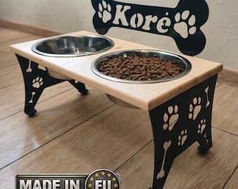 Supporto personalizzato per ciotola per cani con nome / Mangiatoia rialzata per animali domestici / Piedini antiscivolo regolabili / Mangiatoia per cani in acciaio e legno / Realizzata a mano nell'UE