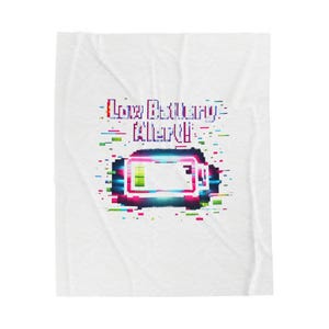 Peut inclure: Couverture blanche avec un graphique coloré d'une icône de batterie faible et le texte "Low Battery Alert!". Le design a un style pixelisé et glitch art avec des accents bleus, roses, verts et rouges.