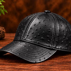 Boné de beisebol em couro legítimo preto com textura de avestruz – peça de luxo para o dia a dia.