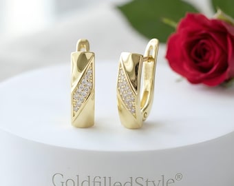 Exclusivos pendientes hipoalergénicos rellenos de oro de 14k de 17 mm de largo.