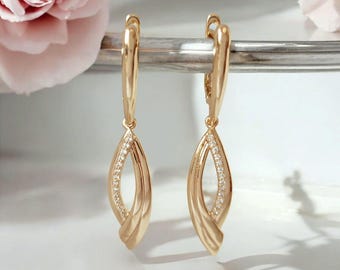 Brincos exclusivos hipoalergênicos banhados a ouro 18k com 46 mm de comprimento.