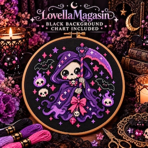Peut inclure: Un projet de point de croix dans un cercle en bois représentant un personnage en cape violette tenant une faux. Le motif inclut des crânes, des chauves-souris et des étoiles roses sur fond noir. Texte : LovellaMagasin.