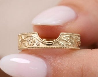Fede nuziale a forma di U con intagli floreali, anello per anniversario con lavorazione milgrain ispirato alla natura.