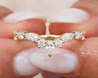 Fede nuziale curva con moissanite a forma di pera e marquise, anello impilabile unico a forma di V in stile Art Déco.
