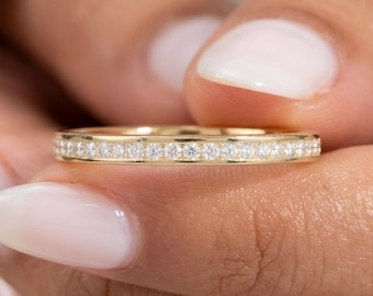 Delicata fede nuziale a fascia completa con moissanite rotonda incastonata a canale, anello minimalista impilabile.