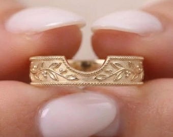 Fede nuziale con intaglio a foglia d'ulivo: anello personalizzato vintage con contorno floreale, fede abbinata a incastro.