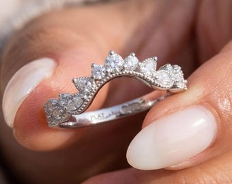 Fede nuziale unica a forma di tiara curva con moissanite, anello impilabile a corona vintage in oro bianco con lavorazione milgrain
