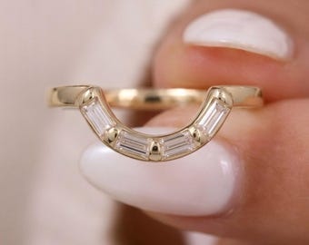 Anello arcuato con moissanite baguette: fede nuziale curva a forma di U personalizzata,