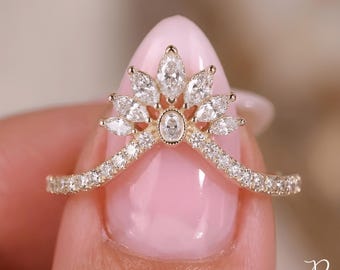 Fede nuziale unica con moissanite curva, anello impilabile a chevron con corona a raggiera da donna