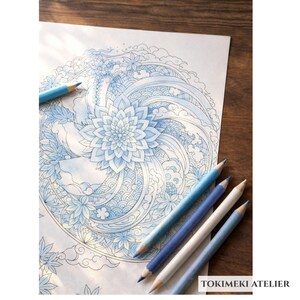 Può includere: Una dettagliata pagina da colorare di mandala floreale blu e bianco con diverse matite colorate blu. Le matite sono in varie tonalità di blu. La pagina da colorare ha un design floreale con foglie e nuvole.