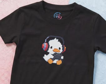 Retro Gaming Duck T-Shirt | Kawaii animals playing video games | Pixel Art Design | For kids & adults | Gamer Girls | Organic Bio Cotton