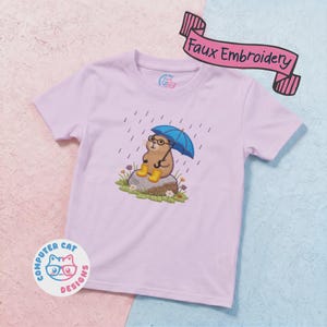Maglietta con un capibara felice sotto la pioggia / Cottagecore / Ricamo finto stravagante / Animali accoglienti della foresta / Regalo kawaii per gli amanti della natura