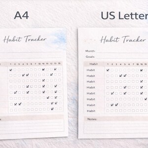 Puede incluir: Dos hojas blancas de seguimiento de hábitos, una A4 y otra tamaño US Letter, con un fondo de acuarela azul claro. Cada hoja tiene un título "Habit Tracker", espacios para objetivos y una cuadrícula para rastrear hábitos. Un bolígrafo dorado y una vela están junto a la hoja US Letter.