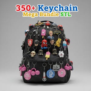 Può includere: Uno zaino nero è adornato da numerosi portachiavi di vari design, tra cui personaggi di supereroi, teschi e gelati. Il testo "350+ Keychain Mega Bundle STL" è visualizzato in alto. I portachiavi sono attaccati alle cerniere dello zaino.