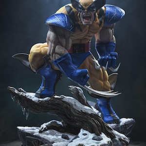 Może przedstawiać: Szczegółowa figurka kolekcjonerska przedstawiająca postać Wolverine'a w przykucniętej pozie, ubrana w żółto-niebieski kostium z naramiennikami i wysuniętymi metalowymi pazurami. Figurka stoi na zaśnieżonej, skalistej podstawie z kawałkiem drewna.
