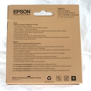 K&ouml;nnte beinhalten: Ein brauner Karton mit einem wei&szlig;en Etikett, auf dem "EPSON EXCEED YOUR VISION" steht. Die Schachtel enth&auml;lt zwei 14-ml-Tintenpatronen f&uuml;r Epson-Drucker. Die Schachtel hat ein Warnhinweis-Etikett mit Anweisungen f&uuml;r den sicheren Umgang und die Lagerung der Tintenpatronen.