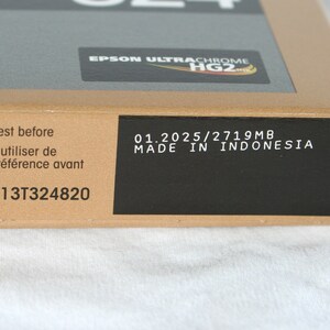 May include: A black and white label with the text "Best before", "&Agrave; utiliser de pr&eacute;f&eacute;rence avant", "C13T324820", "01.2025/2719MB", "MADE IN INDONESIA".
