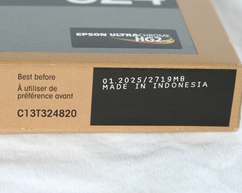 May include: A black and white label with the text "Best before", "&Agrave; utiliser de pr&eacute;f&eacute;rence avant", "C13T324820", "01.2025/2719MB", "MADE IN INDONESIA".