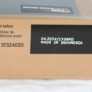 K&ouml;nnte beinhalten: Ein schwarz-wei&szlig;es Etikett mit dem Text "Best before", "&Agrave; utiliser de pr&eacute;f&eacute;rence avant", "C13T324020", "04.2024/1Y08MD" und "MADE IN INDONESIA".