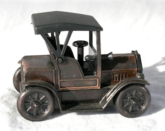 Vintage 1980s die cast metal antique car pencil sharpener, collectible 1917 Model T look