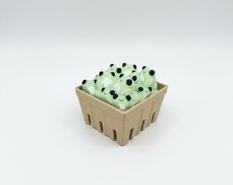 Juguete antiestrés con forma de cesta de fresas impreso en 3D / Accesorio de escritorio con ranas kawaii