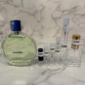 Puede incluir: Una colecci&oacute;n de frascos de perfume y viales de muestra. Una botella grande y redonda de Chanel Chance Eau Fraiche est&aacute; junto a varios viales peque&ntilde;os etiquetados 1 ml, 2 ml, 3 ml, 5 ml y 10 ml. Tambi&eacute;n hay una botella de 15 ml.