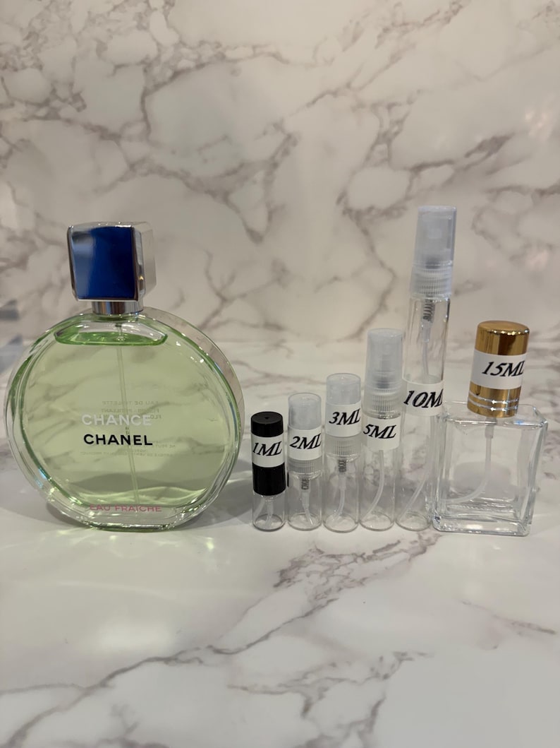 Puede incluir: Una colecci&oacute;n de frascos de perfume y viales de muestra. Una botella grande y redonda de Chanel Chance Eau Fraiche est&aacute; junto a varios viales peque&ntilde;os etiquetados 1 ml, 2 ml, 3 ml, 5 ml y 10 ml. Tambi&eacute;n hay una botella de 15 ml.