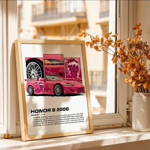 Peut inclure: Une affiche encadrée représentant une illustration d'une voiture de sport Honda S2000 rose. L'œuvre est divisée en panneaux, montrant les détails de la voiture et un graphisme de style anime. Le cadre est doré, et l'affiche comprend du texte décrivant les spécifications de la voiture.