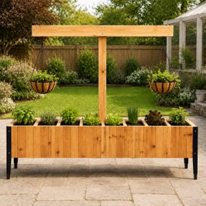 Puede incluir: Una jardinera rectangular de madera con patas de metal negro, que cuenta con un poste central vertical y una barra transversal horizontal. Dos cestas colgantes redondas con plantas verdes cuelgan de la barra, mientras que la jardinera contiene seis secciones individuales llenas de diversas hierbas y plantas de hoja verde.