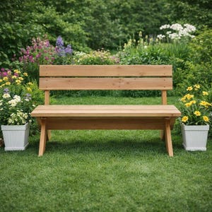 以下が含まれることがあります： スラットバックとフラットシートを備えた木製のガーデンベンチ。 ベンチは明るい色の木材でできており、緑の芝生の上に置かれ、白いプランターのカラフルな花や植物に囲まれています。