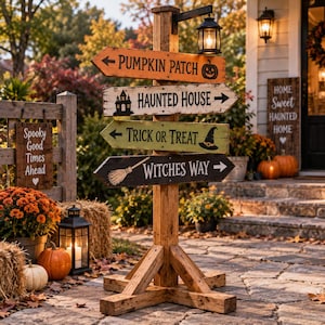 Può includere: Un segnavia in legno con quattro frecce direzionali a tema Halloween. I cartelli riportano le scritte PUMPKIN PATCH, HAUNTED HOUSE, TRICK OR TREAT e WITCHES WAY, decorate con icone di zucca, casa, cappello e scopa, sormontate da una lanterna.