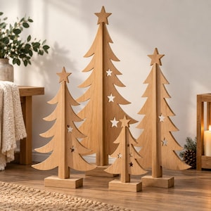 Puede incluir: Un conjunto de cuatro decoraciones de árbol de Navidad de madera marrón claro de alturas variables, cada una con una base plana, una estrella en la punta y varios recortes en forma de estrella en el cuerpo, dispuestas en grupo.