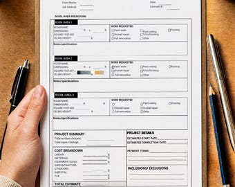 Op de afbeelding: Een wit papieren formulier met de titel INTERIOR JOB ESTIMATE op een bruin houten klembord. Het document bevat secties voor ruimteverdeling, projectsamenvatting, kostenoverzicht en klantgoedkeuring met lege regels voor projectdetails.
