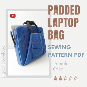 Puede incluir: Bolso acolchado azul para portátil con asa negra y bolsillo delantero. El bolso está diseñado para un portátil de 38 cm. El texto en la imagen dice "Padded Laptop Bag Sewing Pattern PDF".