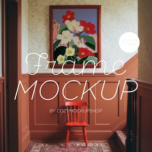 Peut inclure: Une peinture florale encadrée avec des fleurs rouges, blanches et jaunes est suspendue au-dessus d'une petite chaise rouge. La scène se déroule dans un couloir avec un tapis et des murs à motifs. Le texte sur l'image indique "Frame Mockup" et "By CozyMockupShop".