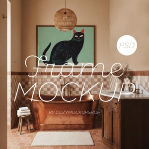 Peut inclure: Intérieur de salle de bain avec une baignoire en cuivre, une vanité en bois et un tableau encadré d'un chat noir. La pièce a une palette de couleurs chaudes avec une suspension en osier et un tapis blanc.