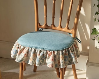 Cojín para silla de comedor estilo shabby chic, tela texturizada, con volantes florales.
