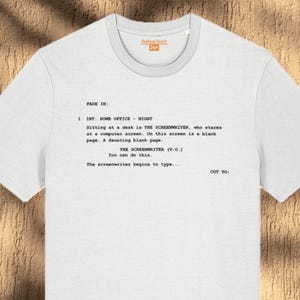 Manusförfattare T-shirt i ekologisk bomull unisex, Courier typsnitt, filmförfattargåva, manusscen, manusförfattare