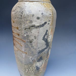 Mittelgroße holzgebrannte Flasche, Shino-Glasur.