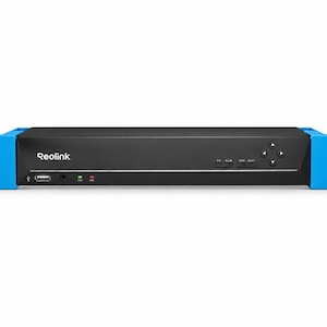 Może przedstawiać: Czarny rejestrator DVR Reolink z niebieskimi wspornikami montażowymi. Przedni panel posiada port USB, kontrolki i przyciski sterowania. Widoczne jest logo Reolink.