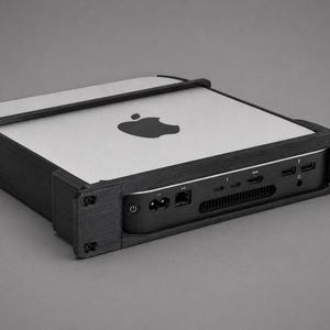 Puede incluir: Un dispositivo informático negro y plateado con el logotipo de Apple en la parte superior, montado en un bastidor negro. El dispositivo tiene varios puertos y conectores en la parte frontal y está diseñado para encajar en un sistema de bastidor.